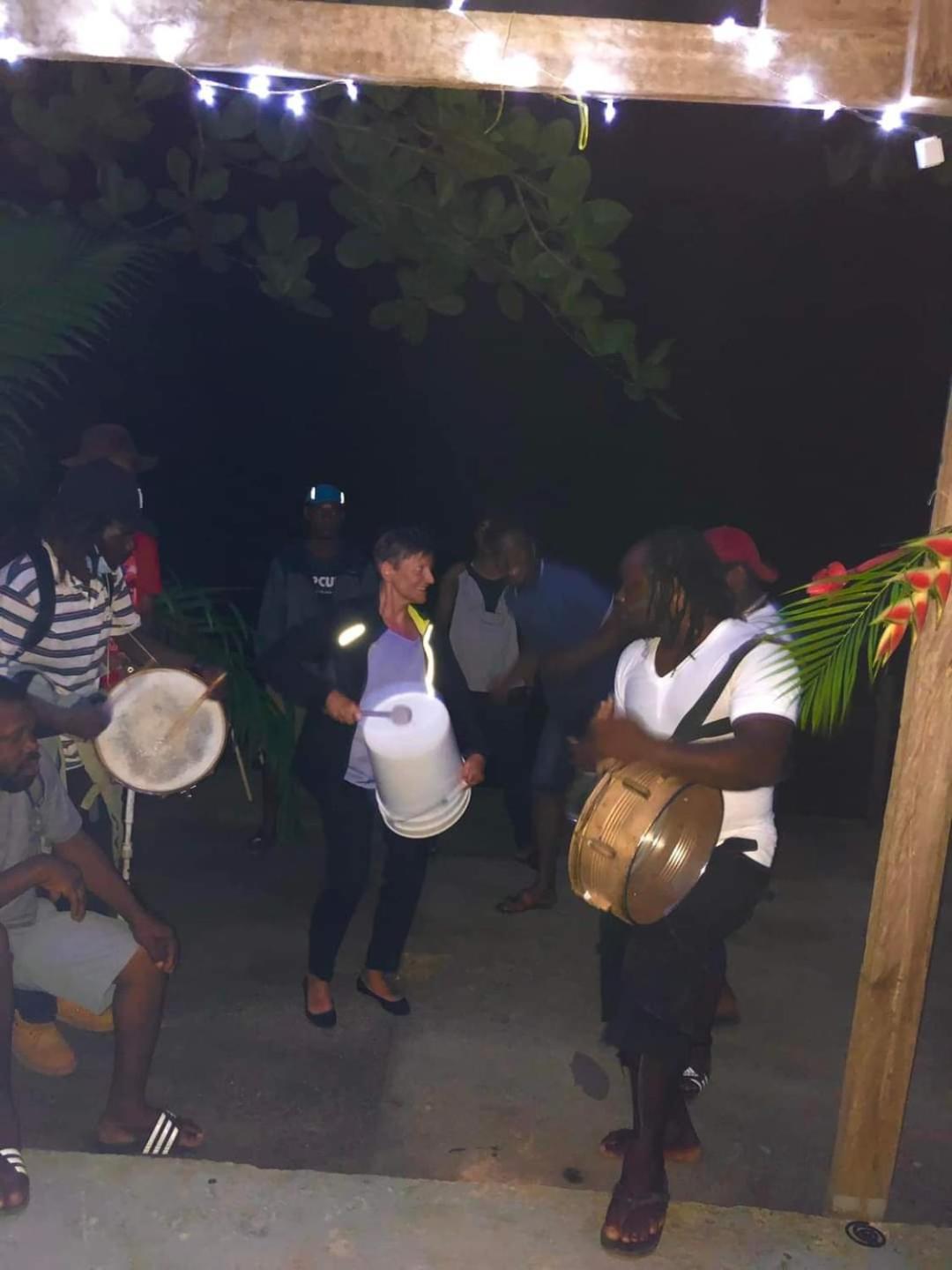 Hibiscus Valley Inn Marigot Bagian luar foto