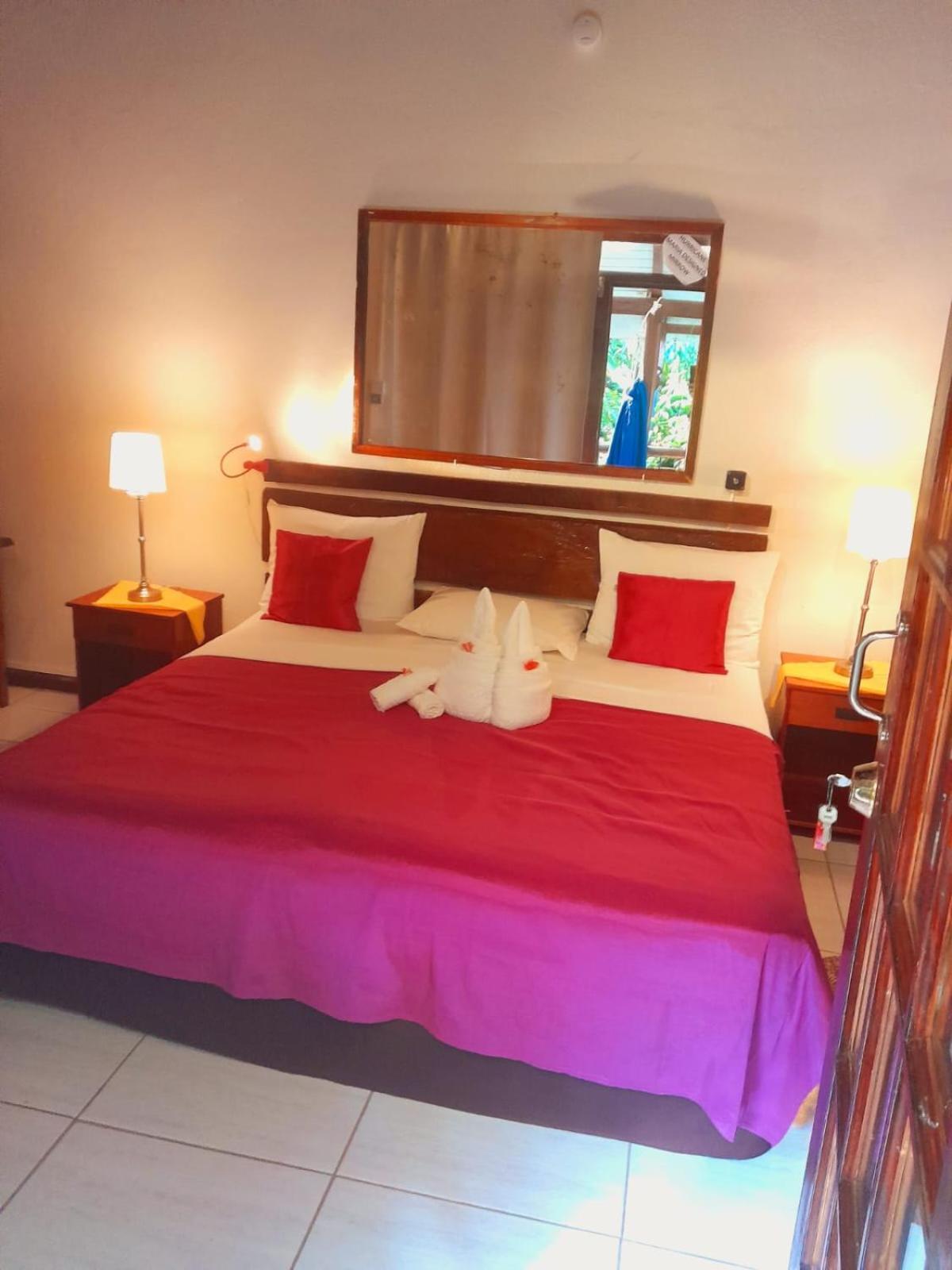 Hibiscus Valley Inn Marigot Bagian luar foto