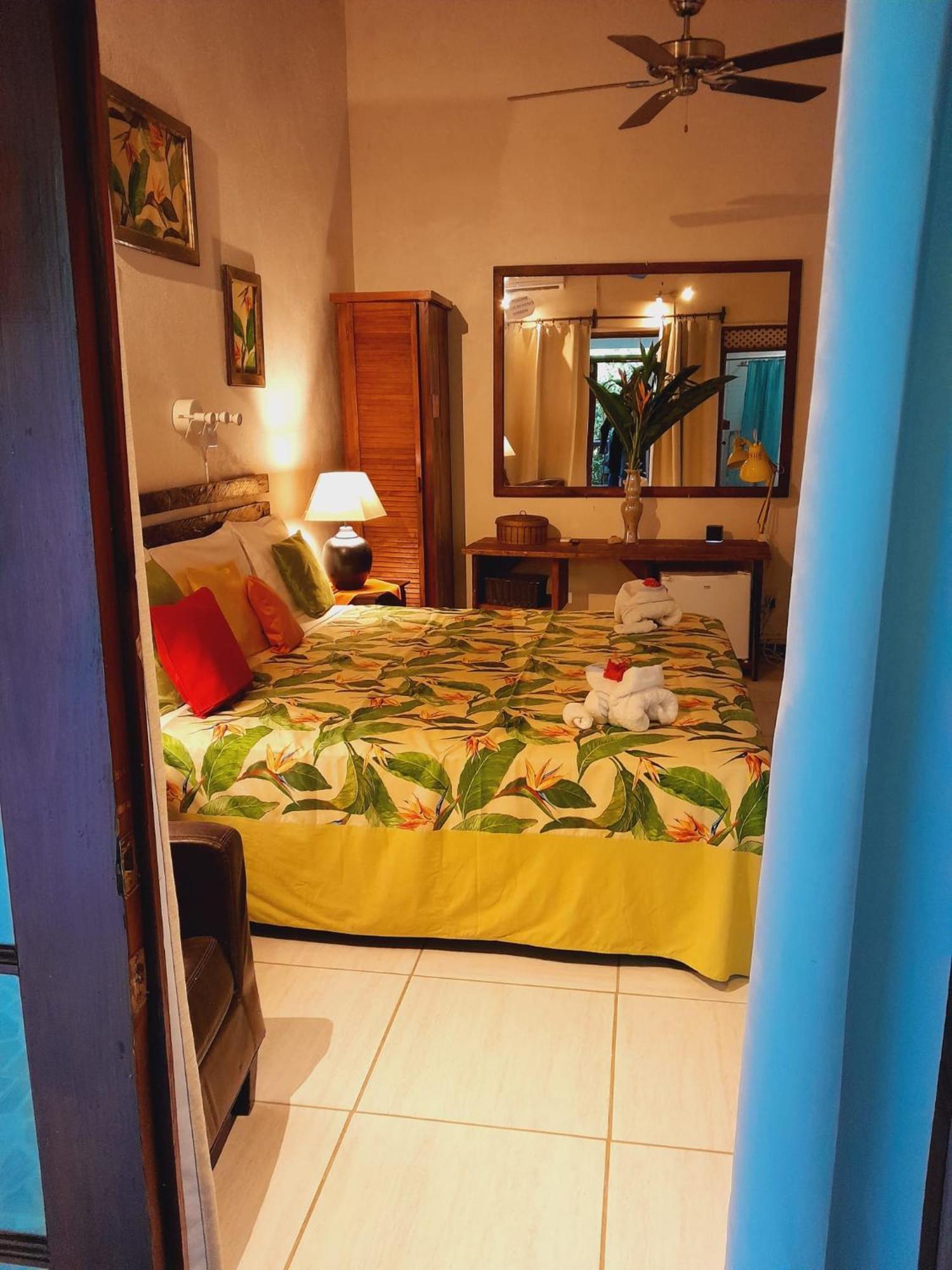 Hibiscus Valley Inn Marigot Bagian luar foto